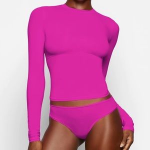 NEVER WORN Skims Fits Everybody Shirt